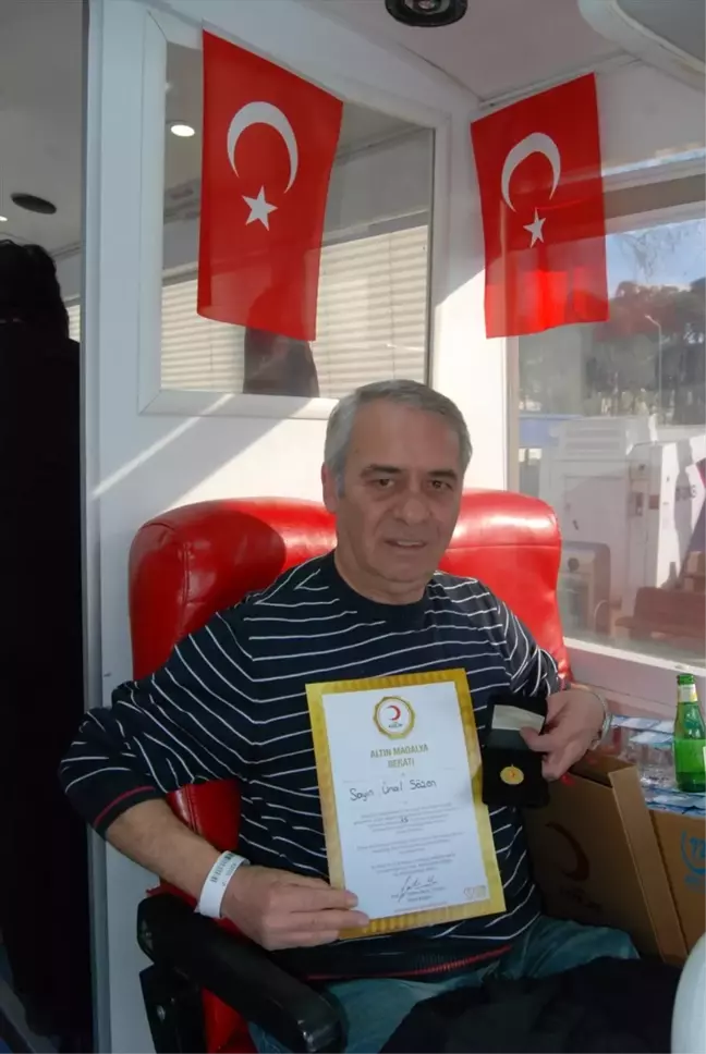 Türk Kızılayı, 35. Kan Bağışında Bulunan Ünal Sözen'i Ödüllendirdi