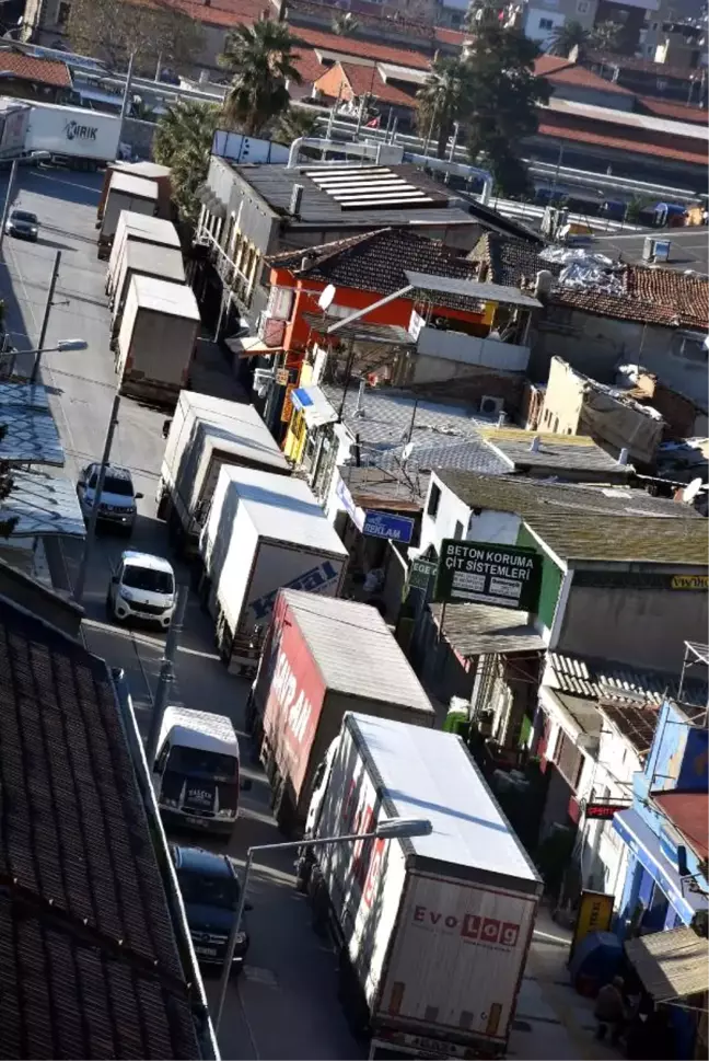 Tek Yön Olan Caddede Ters Yönde Tır Trafiği