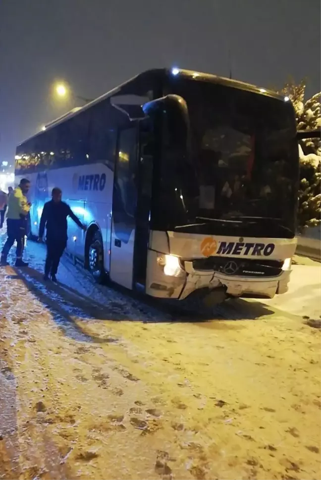 Nevşehir'de Yolcu Otobüsü ile Otomobil Çarpıştı