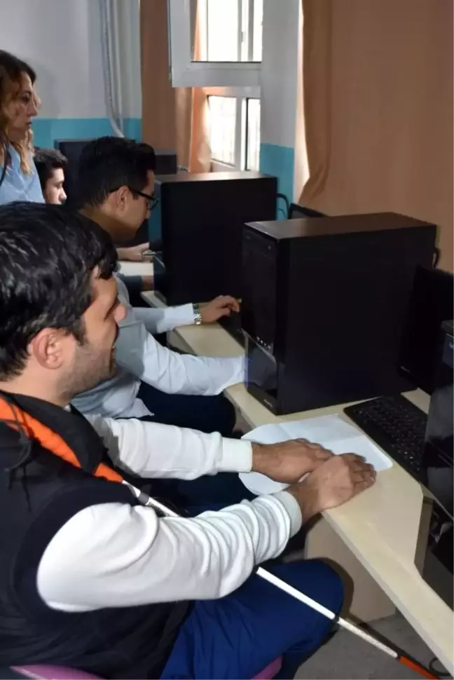 Görme engelliler için kafelere Braille alfabesiyle menü hazırladı