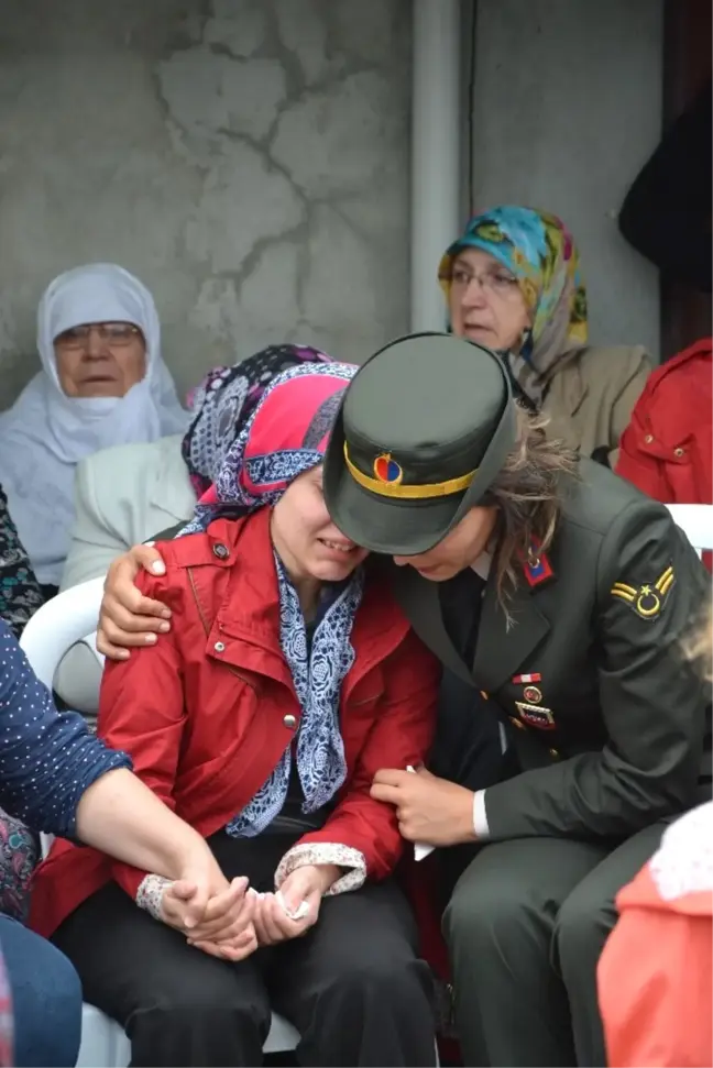 Babalar Günü'nde Şehit Oğluna Veda Etti