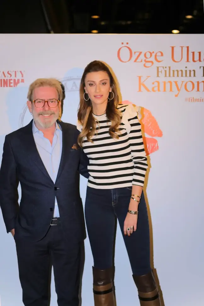 Özge Ulusoy Arkadaşları İle Birlikte Filmin Tadını Kanyon'da Çıkardı!