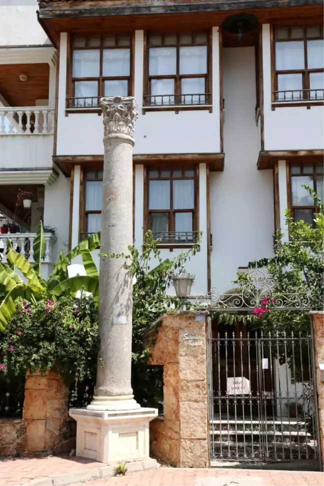 Müzenin İzniyle, 2 Bin Yıllık Roma Sütununu Evinin Önüne Yerleştirdi