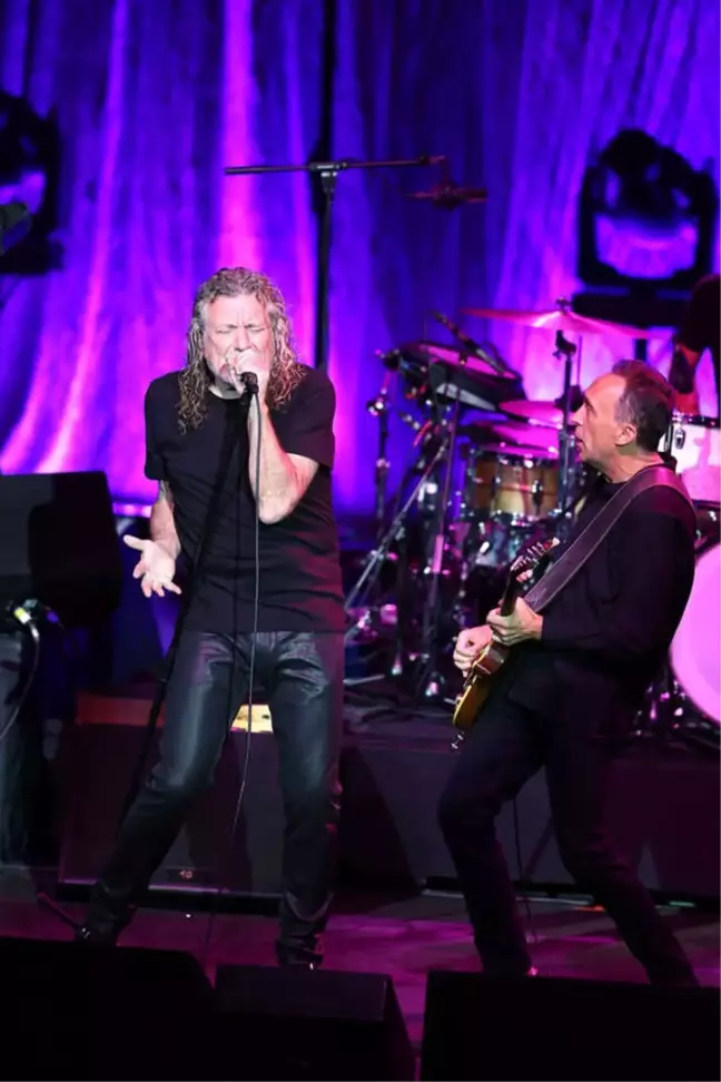 Robert Plant ve The Sensational Space Shifters Konser Verdi