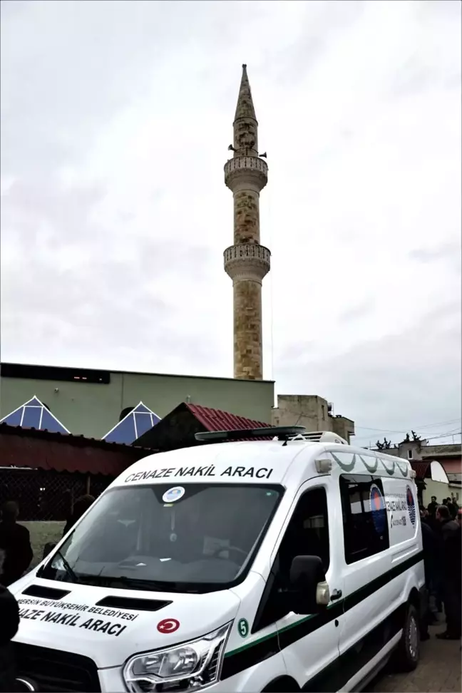 Mersin'de denizde kaybolduktan sonra cansız bedenine ulaşılan bekçinin naaşı defnedildi