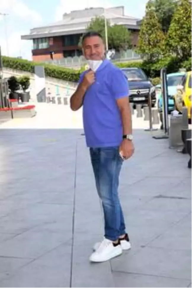 İzzet Yıldızhan sanat camiasını topa tuttu!