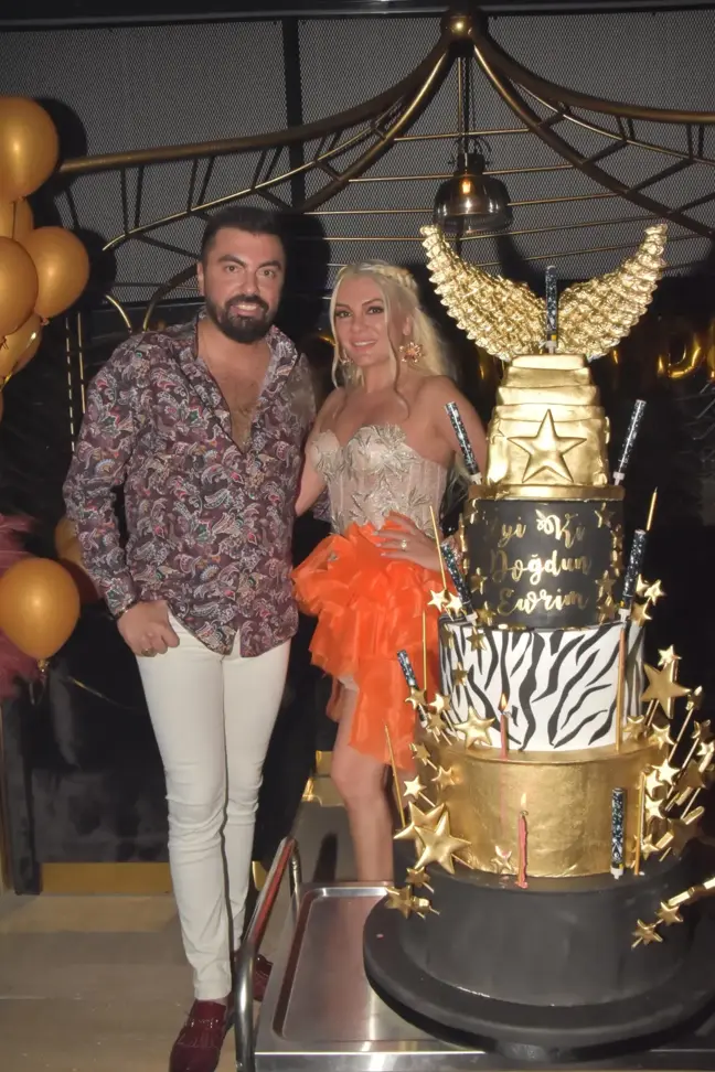 Evrim Yaşlak doğum gününü dostlarıyla kutladı