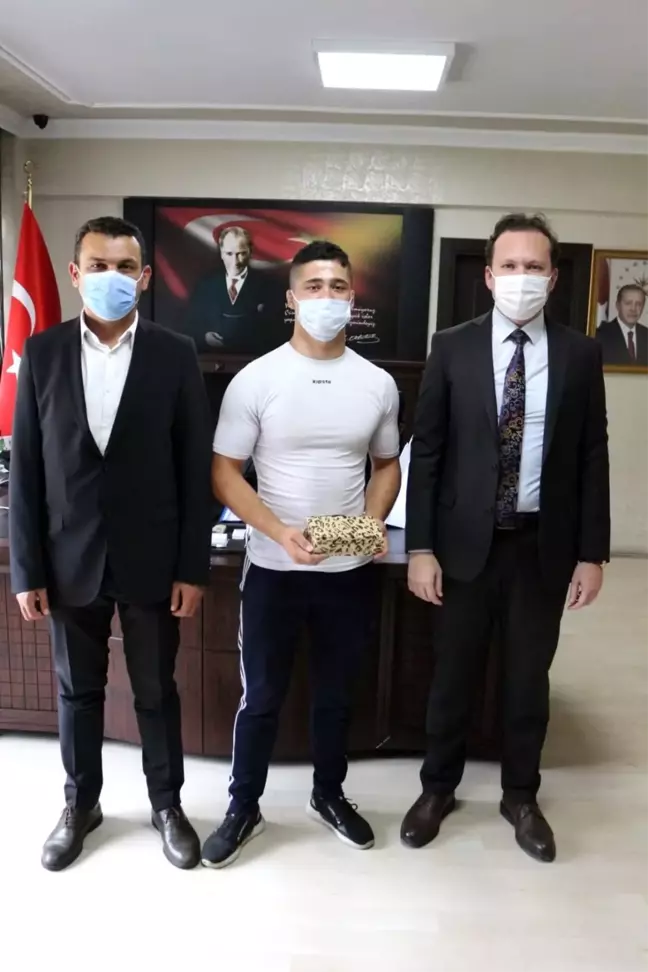 Dünya ikincisi işitme engelli güreşçi Ahmet Erfidan'dan Kaymakam Kılıç'a ziyaret