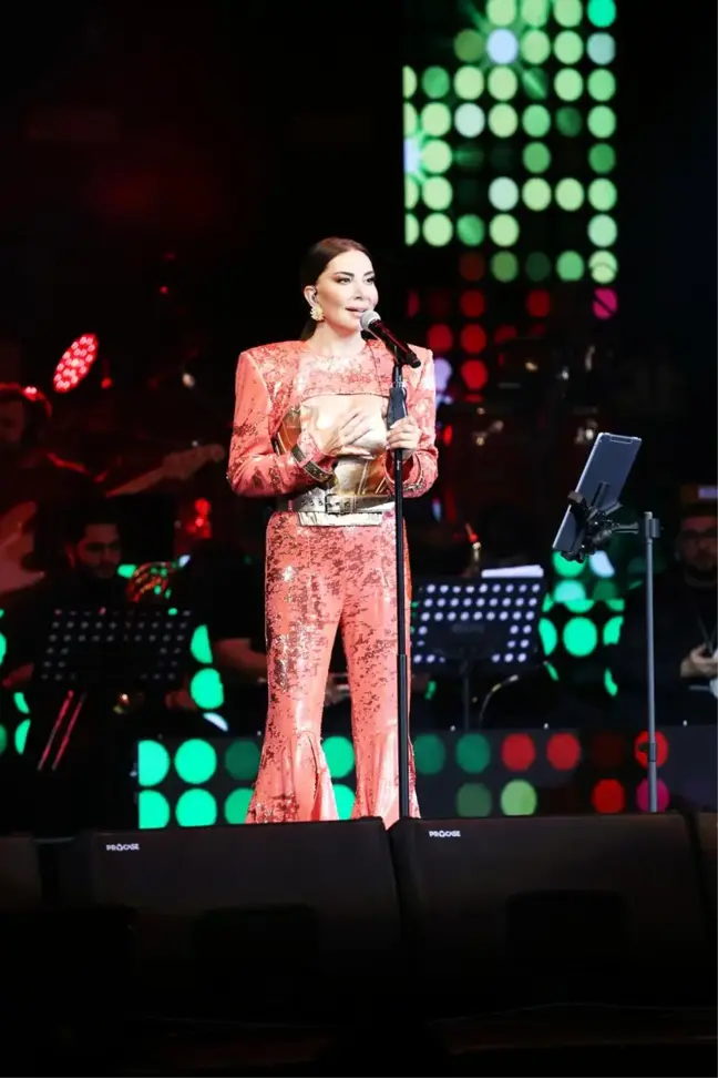 Açıkhava'da Ebru Yaşar rüzgarı