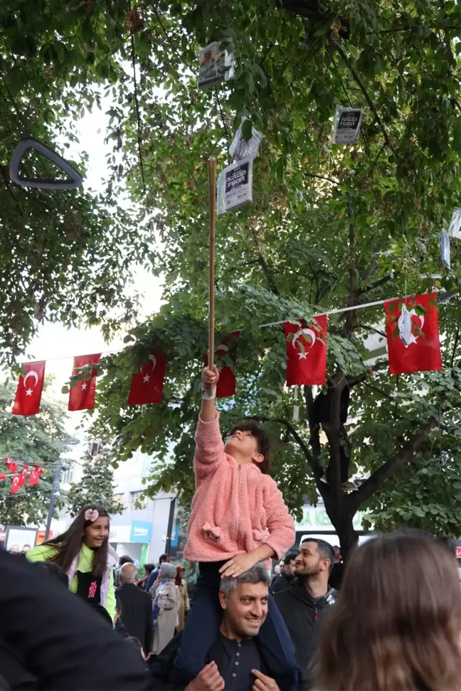 Kocaeli Kitap Fuarı'nda Ağaçlara 5 Bin Kitap Asıldı