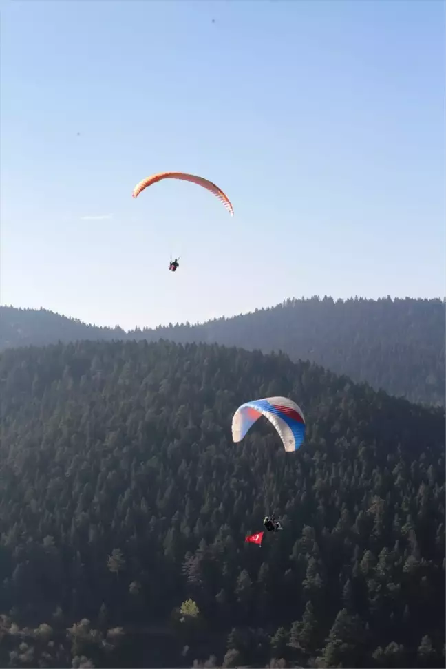 Yamaç Paraşütçüleri Cumhuriyet'in 101. Yılını Kutladı