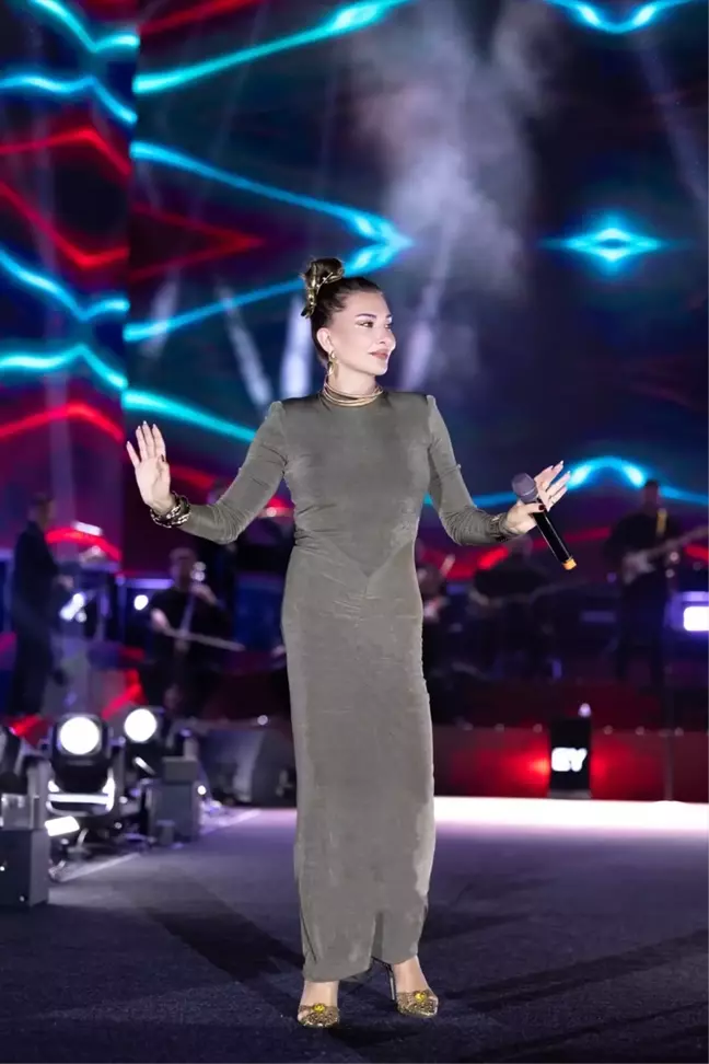 Ebru Yaşar, Antalya Kültür Yolu Festivali'nde Hayranlarıyla Buluştu