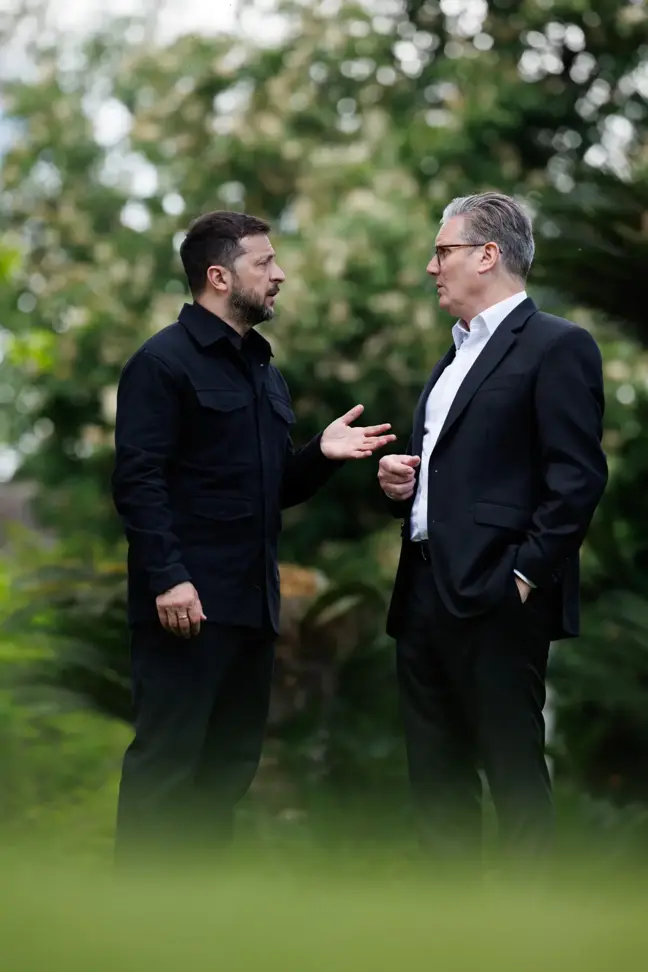 Zelenskiy ve Starmer, İtalya'da Koşulsuz Ateşkes İçin Görüştü