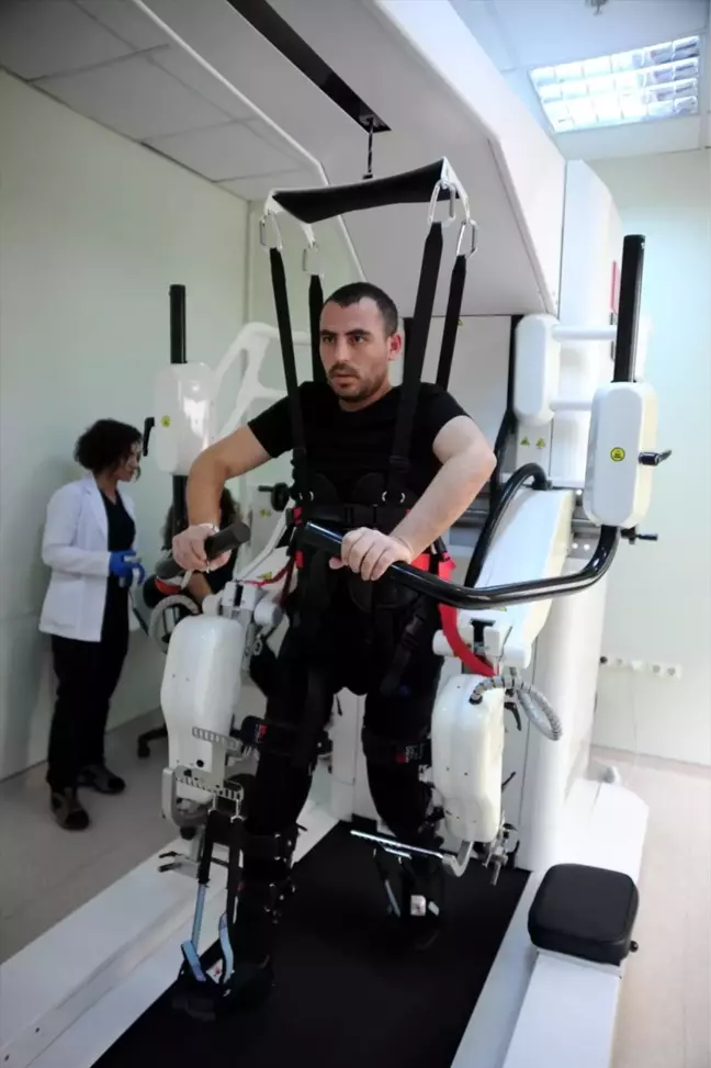 Gribin Tetiklediği Sendromla Felç Geçirdi, Robotla Yürümeye Çalışıyor
