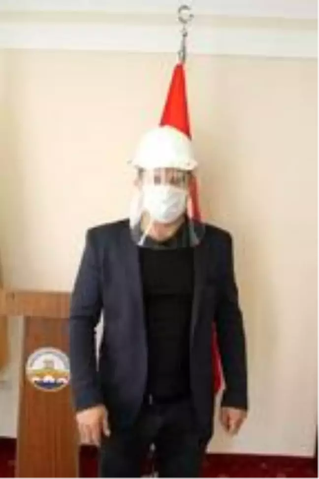 Edirne'de sağlık teknikeri, sağlıkçılar için baretli maske üretti