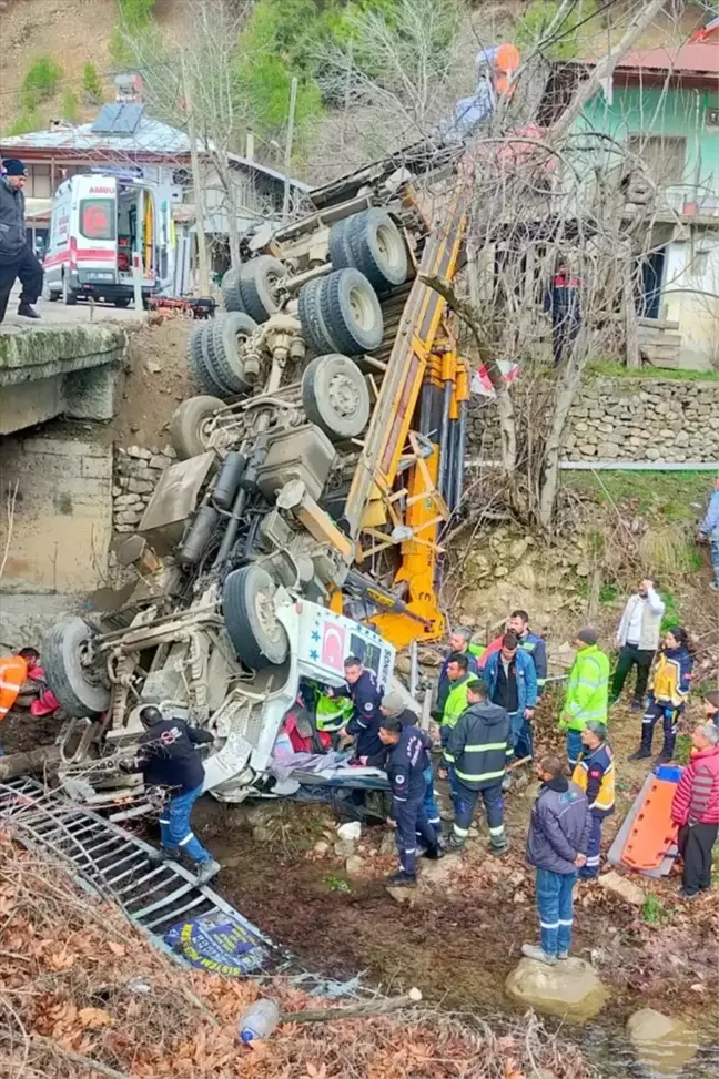 Adana'da Köprüden Düşen Vinçte İki Kişi Yaralandı