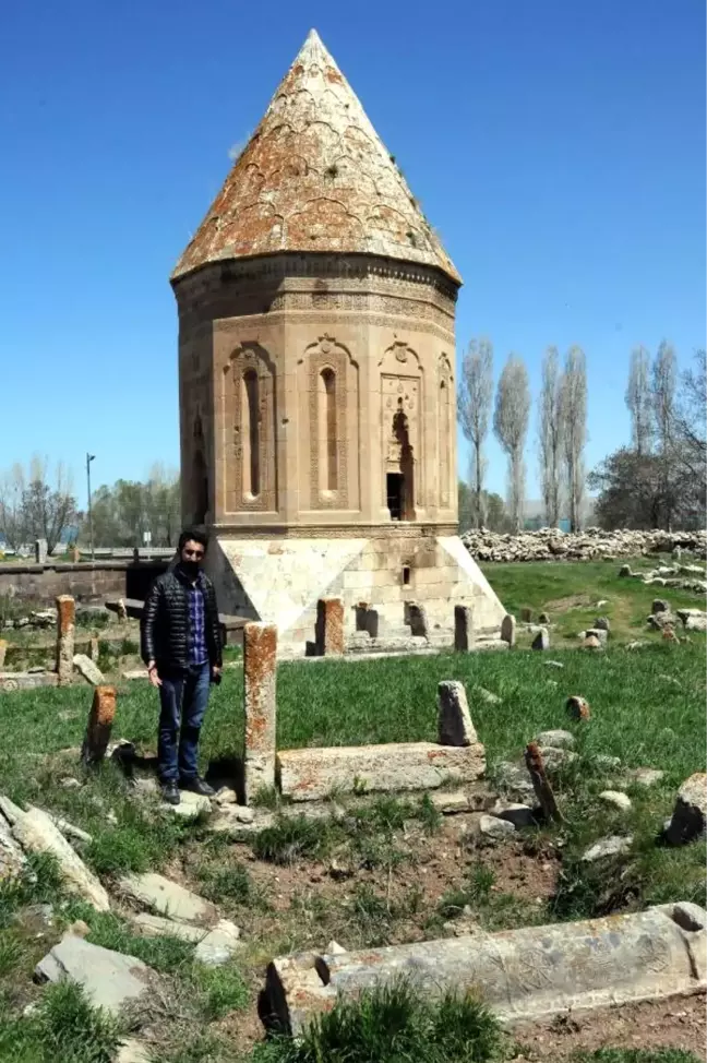 Selçuklu Mezarlığı, Define Avcıları Tarafından Tahrip Ediliyor