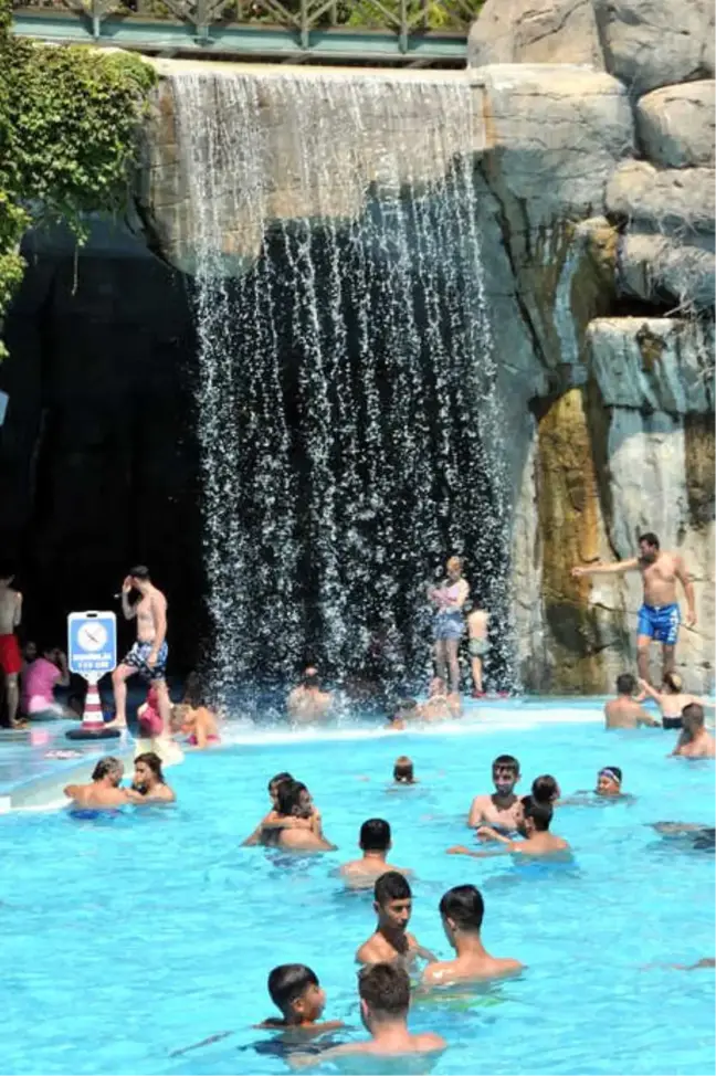 Antalya'da Sahiller ve Su Parkları Doldu