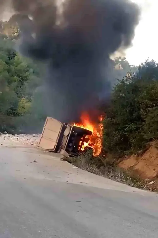 Bursa'da Kamyon Devrildi, Otomobil Alev Aldı