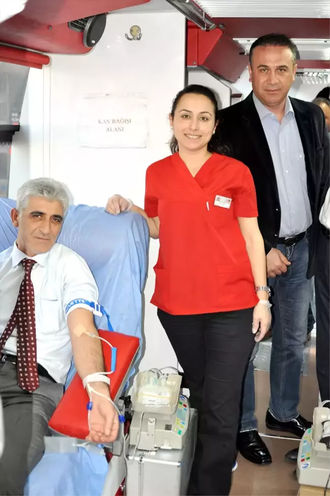 Sivil Memurlardan Kan Bağışı