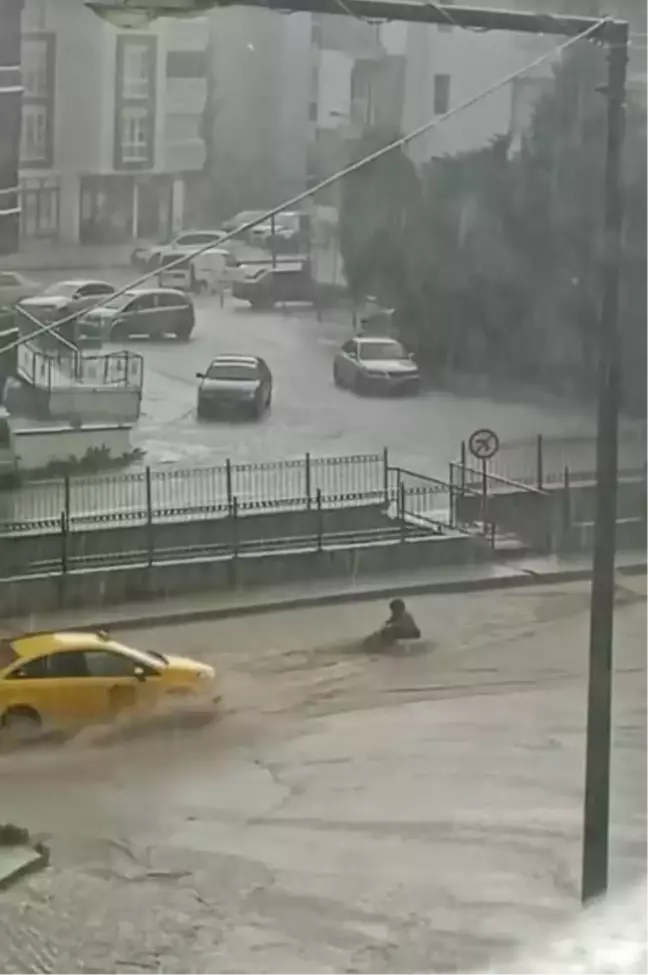 Amasya'da sağanak; cadde ve sokaklar suyla doldu, sele kapılan kadını taksici kurtardı