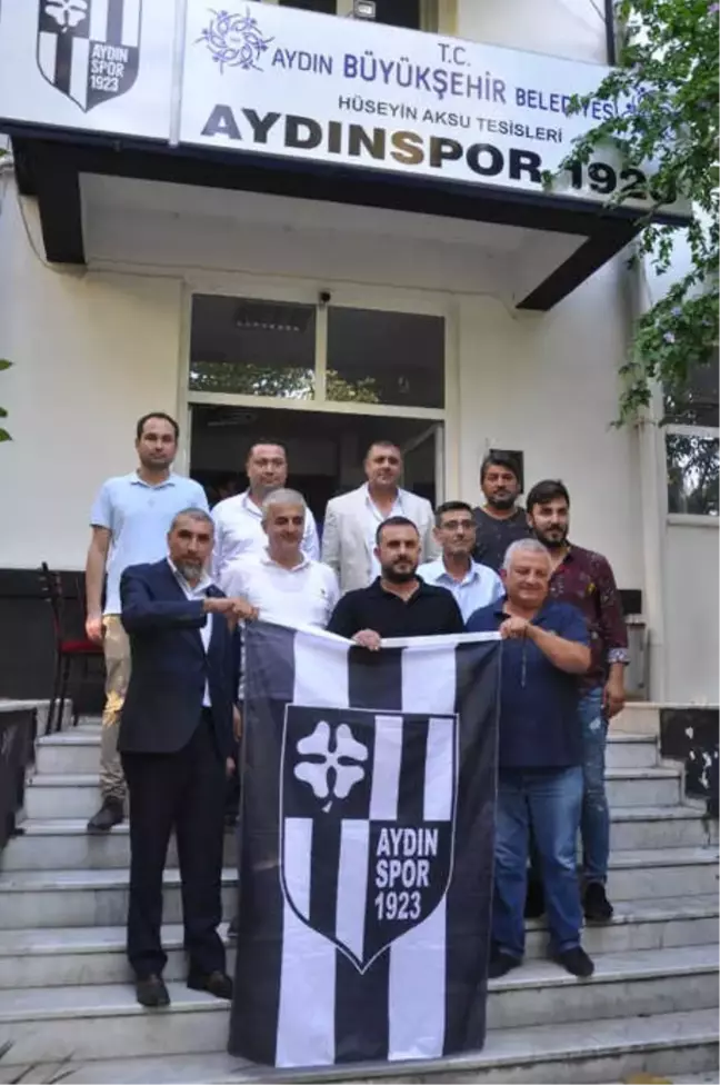 Sokakta Kalan Aydınspor 1923 Kongresini Bahçede Yaptı