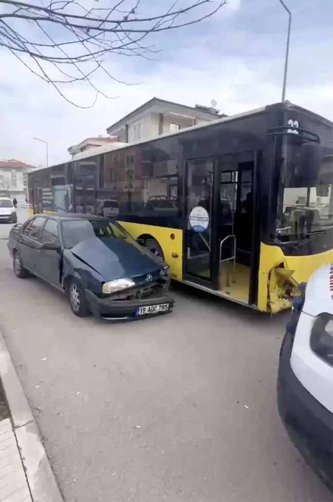 Çorum'da Otomobil ve Otobüs Çarpıştı: İki Yaralı