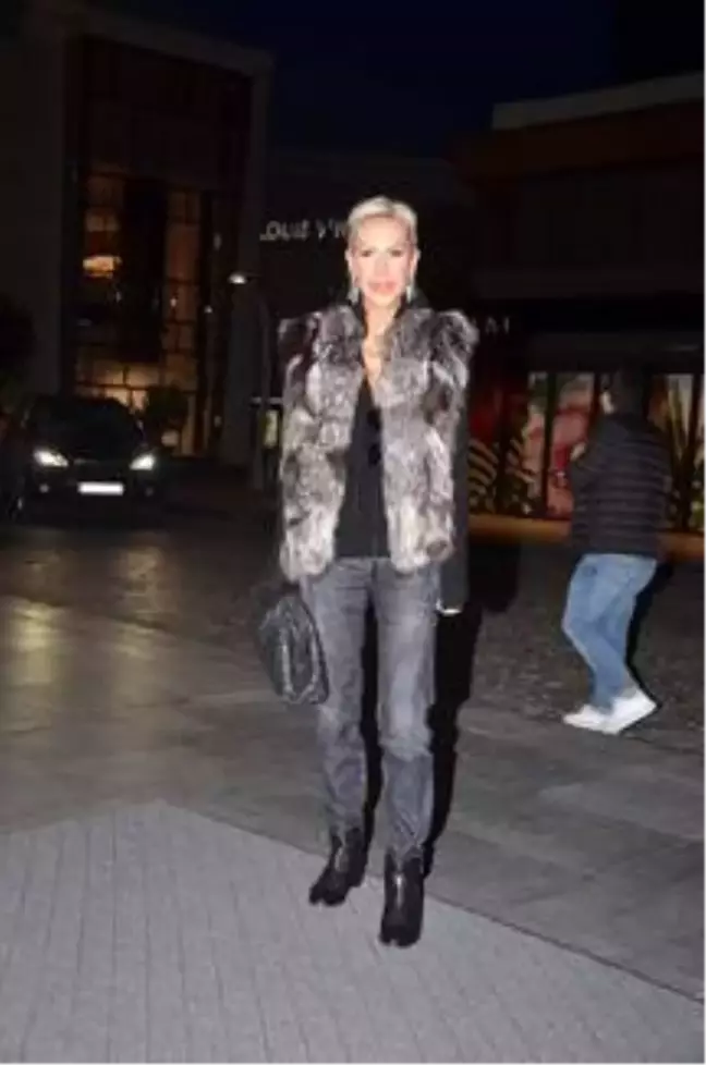 Hande Acar şıklığı ile dikkat çekti