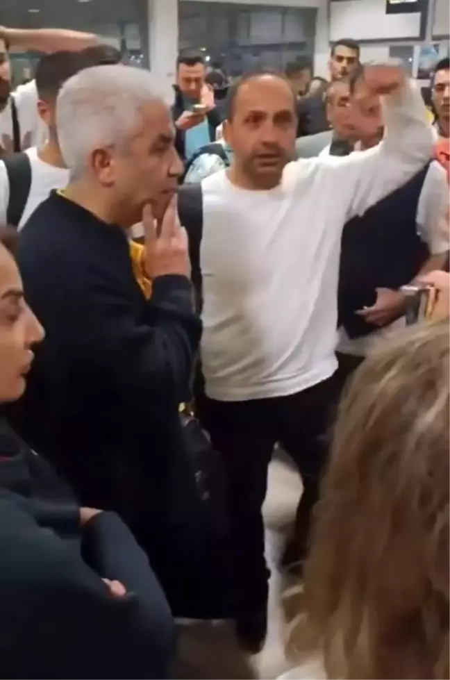 AJet Uçağına İndirilen Yolcular Tepki Gösterdi