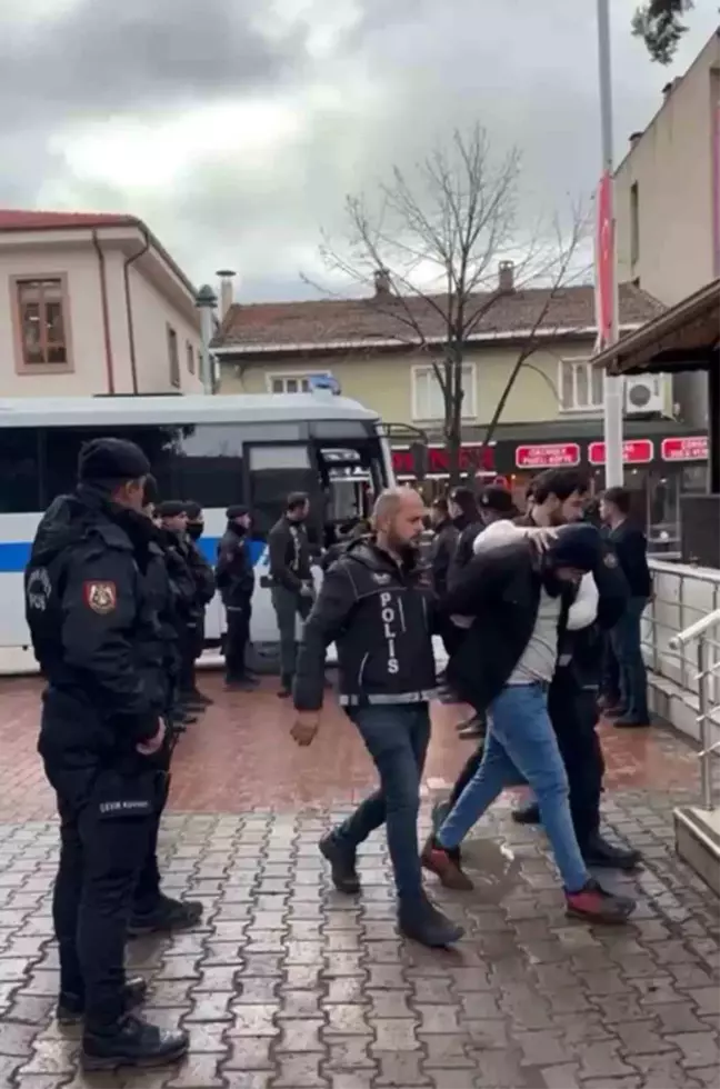 Bursa'da Eş Zamanlı Uyuşturucu Operasyonu: 1 Polis Yaralandı, 6 Gözaltı