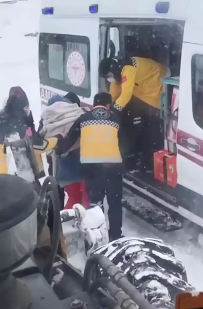 YOLU KARDAN KAPALI KÖYDEKİ HASTA, AMBULANSA KEPÇEYLE TAŞINDI