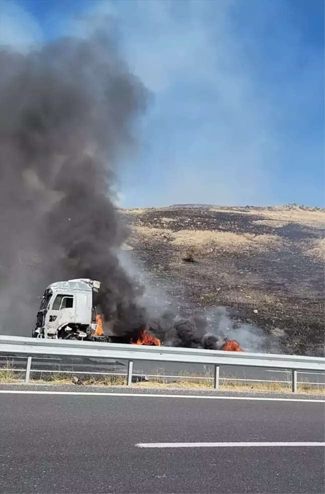 Erzincan'da Seyir Halindeki Tır Yangınında Araç Kullanılamaz Hale Geldi