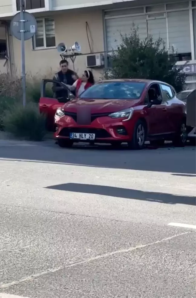 İstanbul'da Kadın, Oğluna Sinirlenip Aracına Saldırdı