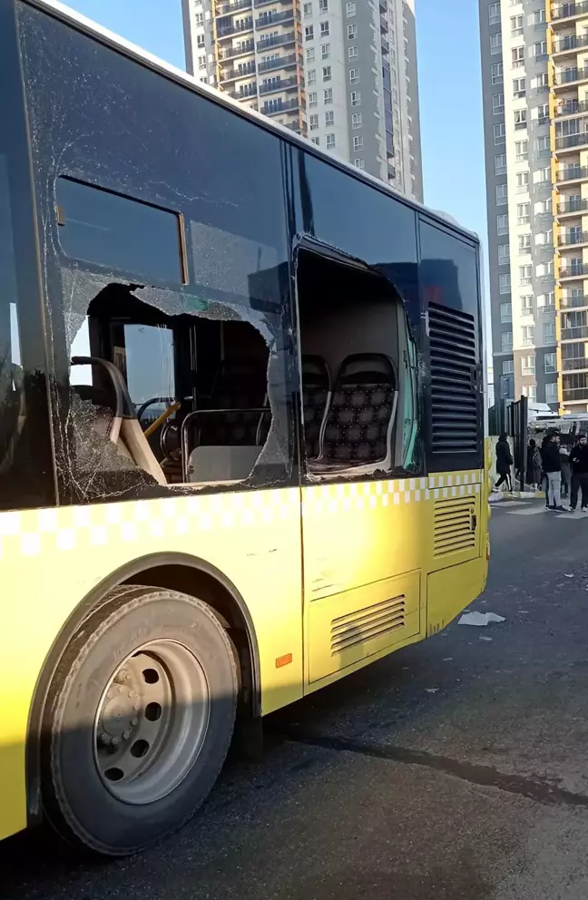 Güngören'de kamyonete çarpan İETT otobüsünden fırlayan yolcu ağır yaralandı