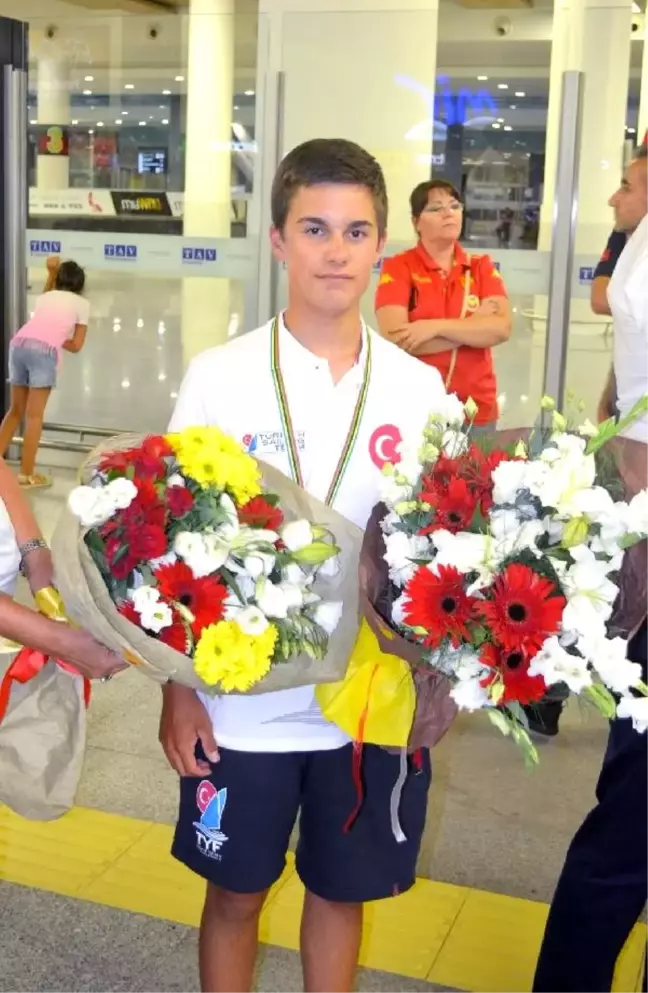 Optimist Milli Takımı'na coşkulu karşılama
