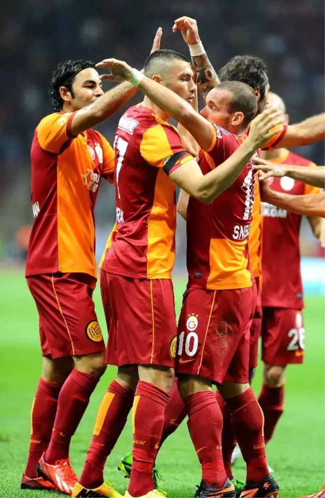 Wesley Sneijder, jübilesine Selçuk İnan ve Burak Yılmaz'ı çağırdı