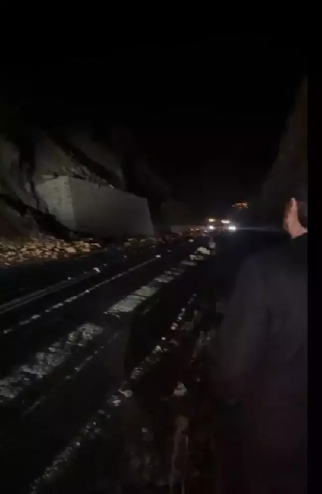 Artvin'de heyelan nedeniyle yol kapanması