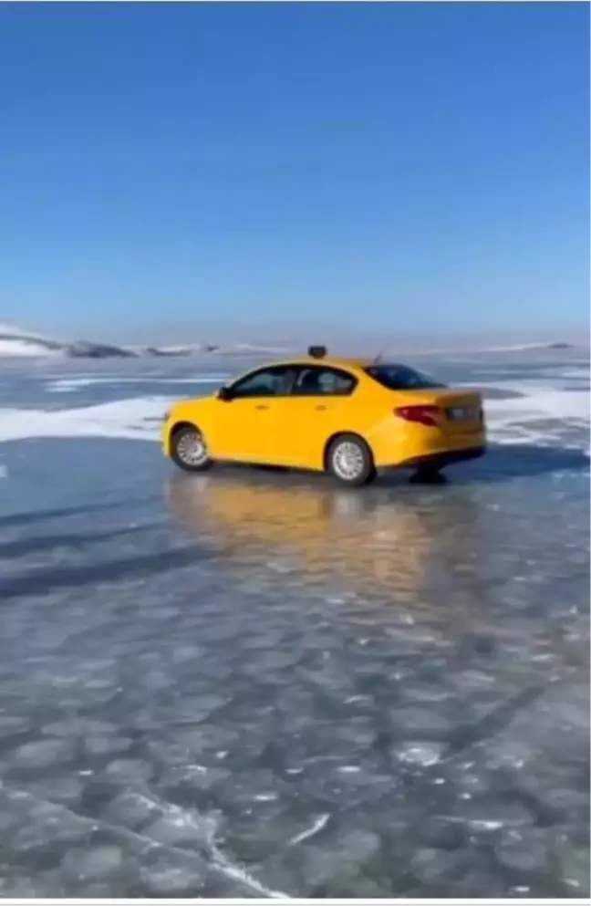 Buz Tutmuş Çıldır Gölü'nde Taksici Dikkat Çekti