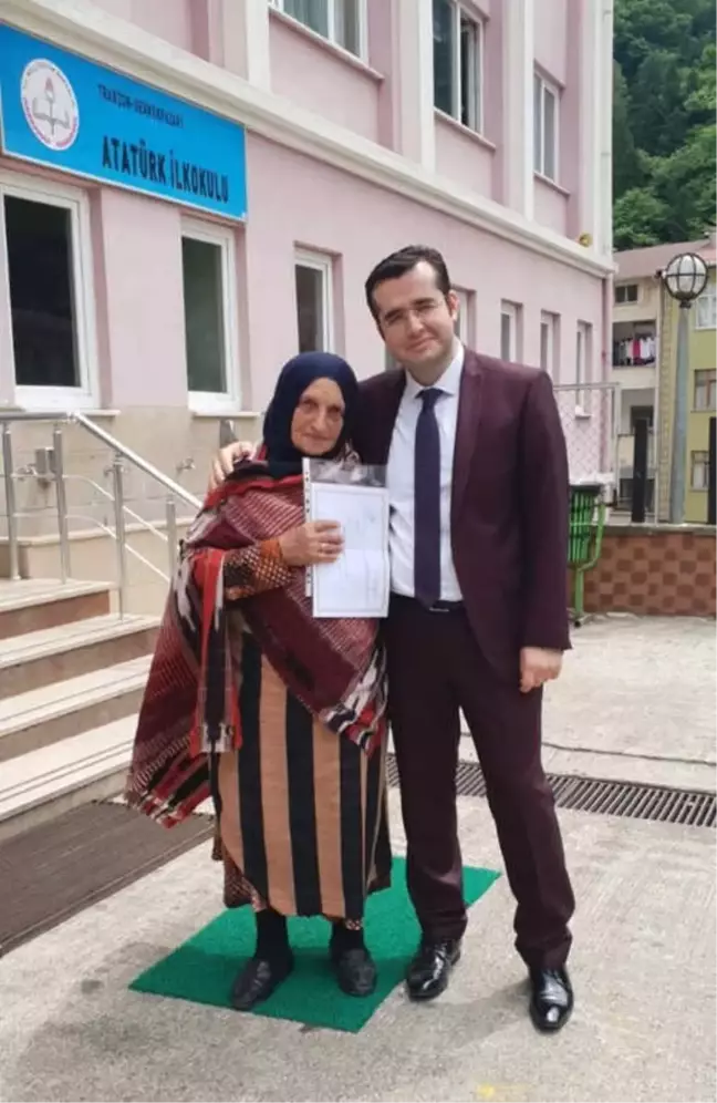 79 Yaşında Okuma Yazma Öğrenerek Karne Aldı