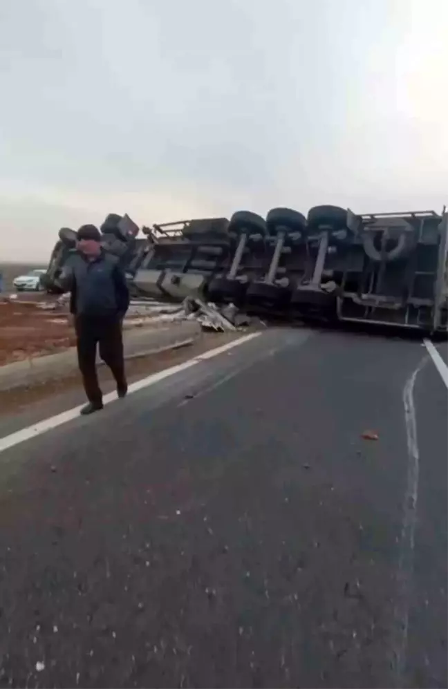 Nusaybin'de Kontrolden Çıkan Tır Devrildi: Sürücü Yaralandı