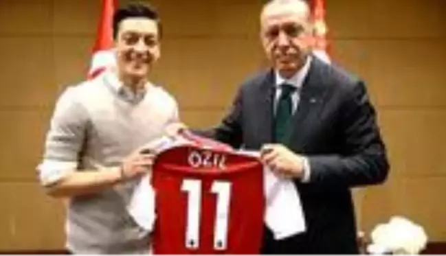 Erdoğan ile fotoğraf çektirdiği için Almanya'da tepki çeken ve bu yüzden milli takımı bırakan Mesut: Türk köklerime saygısızlık ettiler