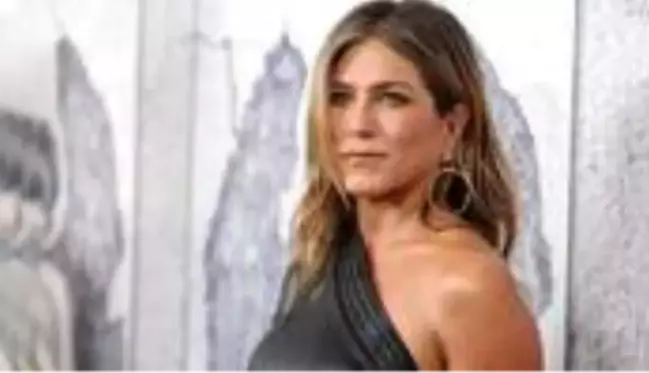 Ünlü oyuncu Jennifer Aniston, orta parmak işareti yaparak koronavirüse tepki gösterdi