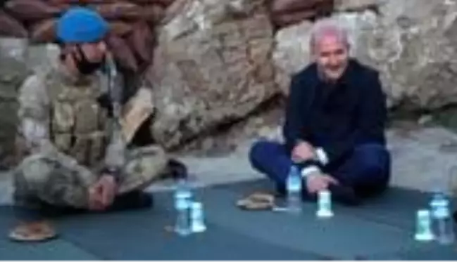 İçişleri Bakanı Süleyman Soylu, Namaz Dağı bölgesindeki askerlerle birlikte iftar yaptı