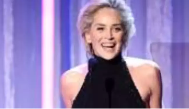 62 yaşındaki Sharon Stone, havuz önünde kasklı ve bikinili poz verdi