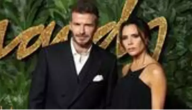 Senelerdir poz verirken gülümsemeyen Victoria Beckham, ilk kez kahkaha atarken fotoğraf çekti