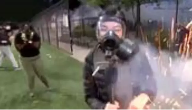 ABD'de göstericilere müdahale eden polisin attığı ses bombası canlı yayında kadın muhabire isabet etti