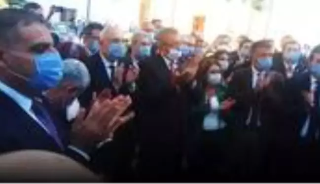 CHP'liler, Enis Berberoğlu'nun vekilliğinin düşürmesini Meclis Başkanlığına Anayasa kitapçığı bırakarak protesto etti