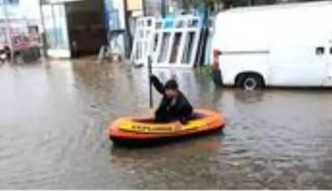 Sağanak yağmuru fırsat bilen baba, çocuğunu eğlendirdi