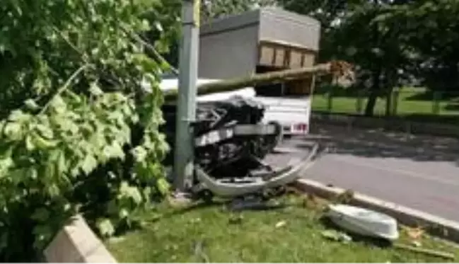 Kartal'da kontrolden çıkarak direğe çarpan lüks otomobil kamerada