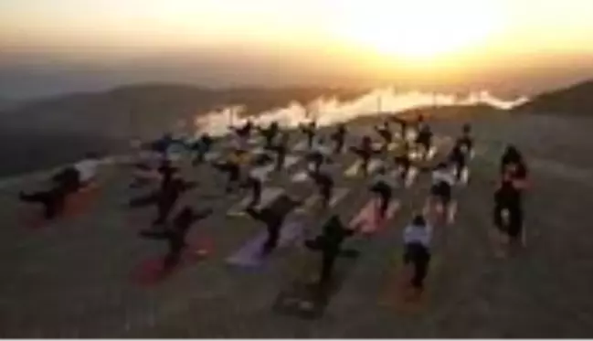 Gün batımında 2365 metre yükseklikte yoga yaptılar